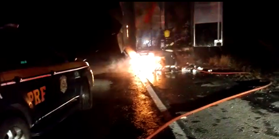 Carreta pega fogo e queima R$ 1 milhão em carga na BR 153.