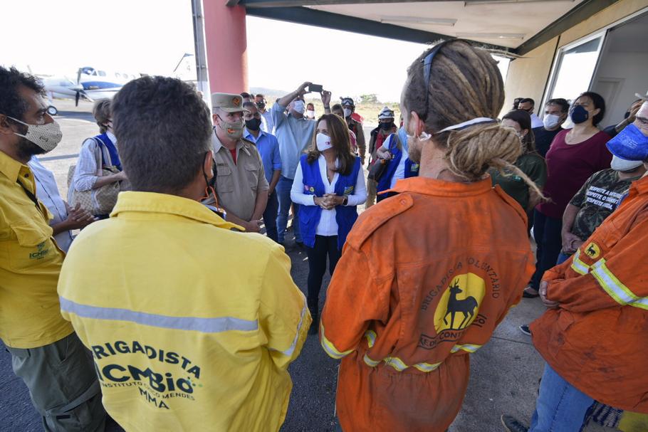 Gracinha Caiado entrega 2,5 mil equipamentos e donativos a brigadistas que combatem incêndios na Chapada