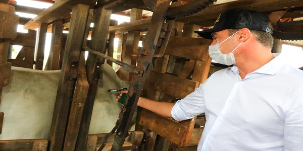 Em Terezópolis de Goiás,  Tiago Mendonça inicia primeira etapa de vacinação contra febre aftosa