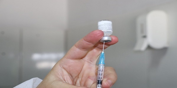 Hoje haverá vacinação contra Covid-19 para pessoas de 49 anos acima