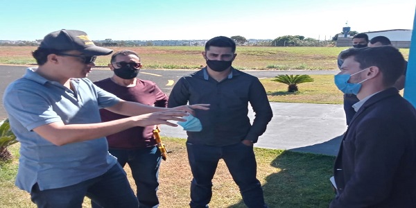 Maycllin Carreiro e Paulo Lemes, gerente da GOINFRA, trabalham para liberação do Aeródromo de Morrinhos