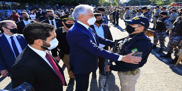 “A missão foi cumprida”, diz Caiado ao homenagear policiais
