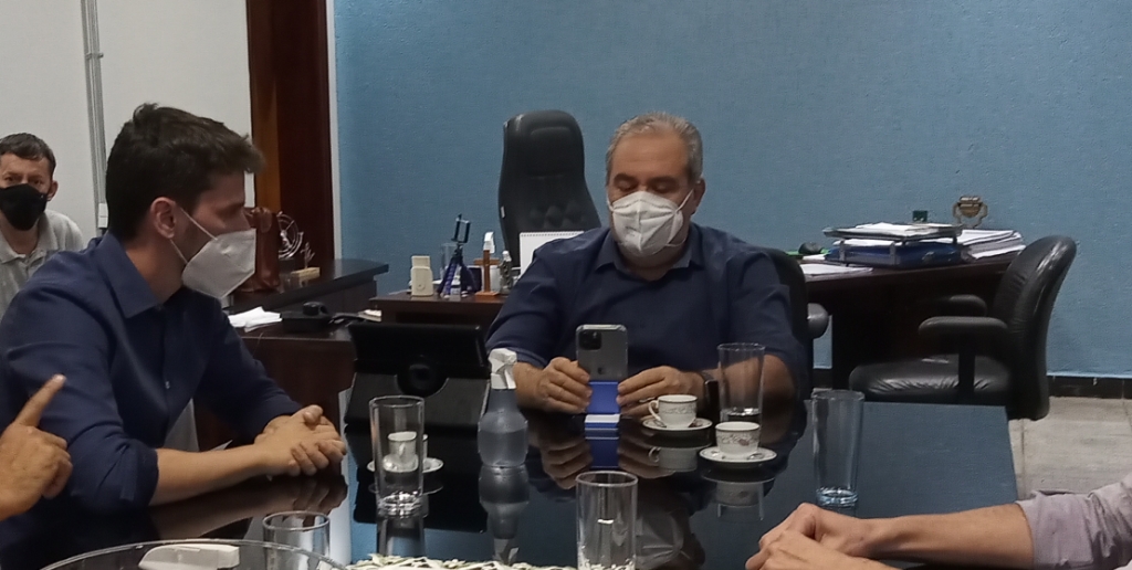 Deputado Maycllyn Carreiro visita instituições e Prefeito de Morrinhos.