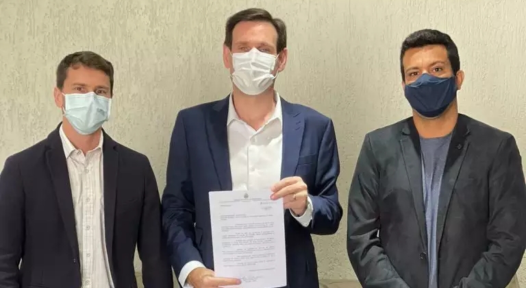 Aquisição de micro-ônibus é solicitada por Leandro Ventura a presidente da Alego Lissauer Vieira.