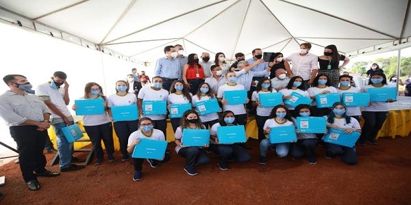 Governo de Goiás entrega computadores a alunos de Santo Antônio