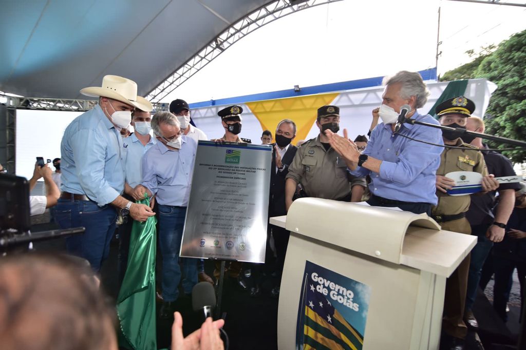Em Goiatuba, Caiado inaugura reforma de batalhão, entrega viaturas.