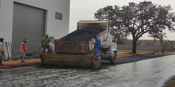 Prefeitura leva asfalto novo ao setor Irineia de Freitas Chaves