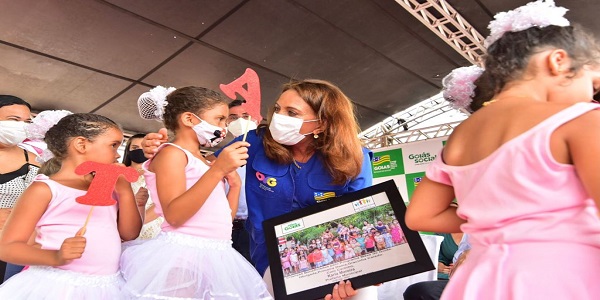 Em Santa Terezinha de Goiás, Gracinha Caiado entrega mais 527 dos 100 mil  cartões do Programa Mães de Goiás que serão distribuídos no 246 municípios do  Estado.