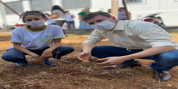 Estudantes da rede pública estadual de Morrinhos participam de plantio de mudas de árvores nativas do cerrado