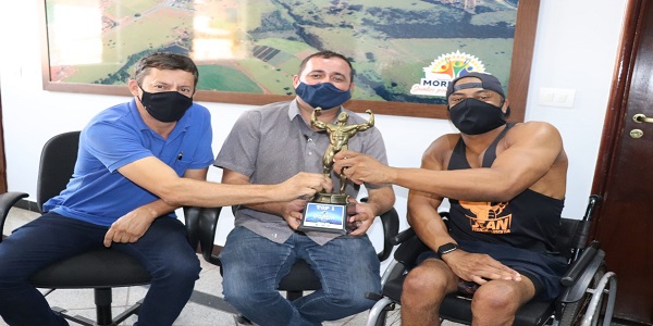 Prefeito celebra vitória de atleta morrinhense em campeonato nacional de fisiculturismo