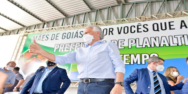 Em Planaltina, Caiado entrega 2.076 cartões do programa Mães de Goiás, e 1.196 Chromebooks a estudantes