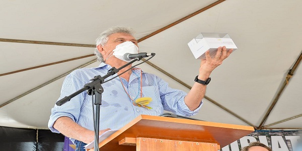 Durante celebração dos 68 anos de Rubiataba, Caiado entrega reforma de escola e distribui computadores a estudantes