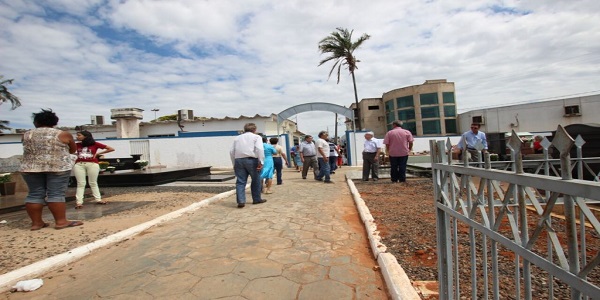 Véspera do Dia de Finados movimenta cemitérios em Morrinhos