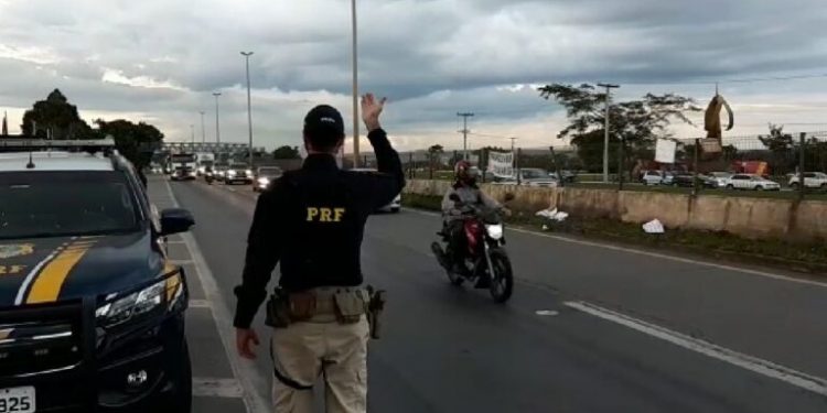Passageiro de ônibus é preso transportando pasta-base de cocaína na BR-153, em Morrinhos