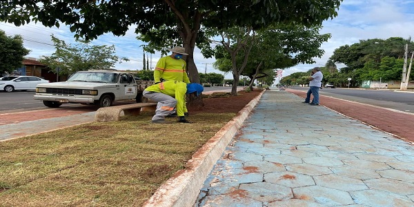 Prefeito acompanha trabalho da equipe de Praças, Parques e Jardins