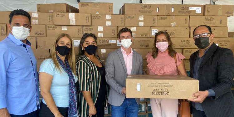 Morrinhos recebe 100 computadores para implantação de laboratórios nas escolas municipais.