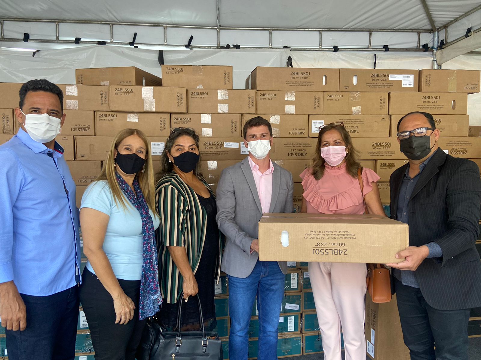 Morrinhos recebe 100 computadores para implantação de laboratórios nas escolas municipais.