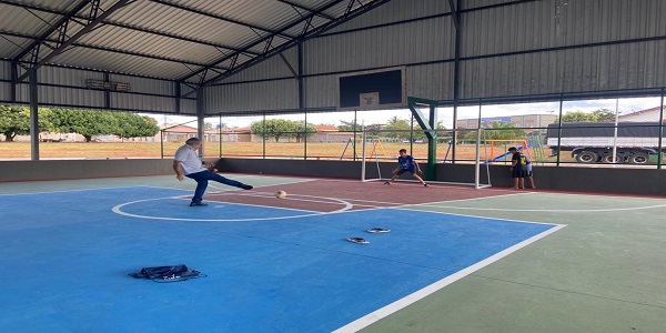 PREFEITO JOAQUIM GUILHERME CONFERE SERVIÇOS NA QUADRA POLIESPORTIVA DO SETOR AEROPORTO