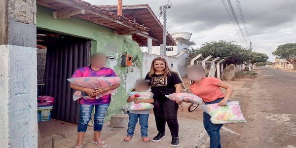 PRIMEIRA-DAMA ENTREGA COBERTORES PARA COMUNIDADE MORRINHENSE