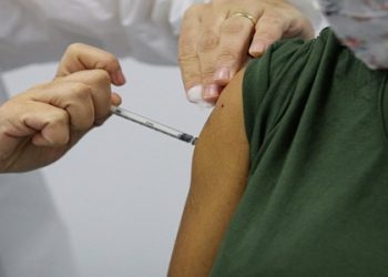 Quarta dose da vacina contra Covid será autorizada para pessoas a partir dos 50 anos, anuncia Ministério da Saúde