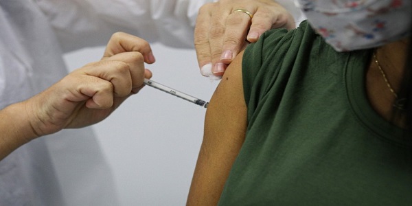 Quarta dose da vacina contra Covid será autorizada para pessoas a partir dos 50 anos, anuncia Ministério da Saúde
