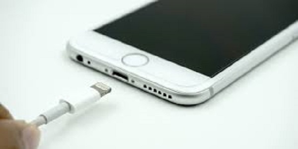 Justiça de Goiás condena Apple a oferecer carregador e fone de ouvido a consumidor
