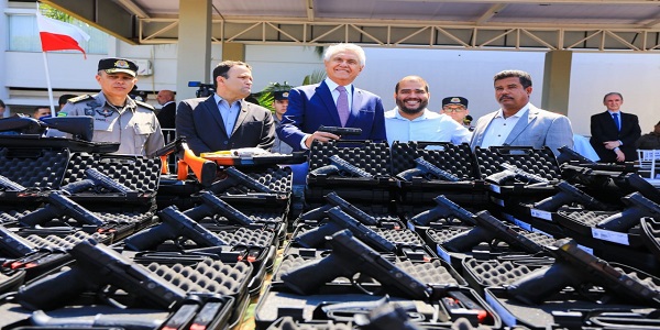 Governador Ronaldo Caiado entrega 15 mil armas à Polícia Militar