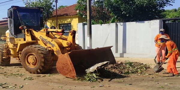 Coleta de entulhos no centro da cidade