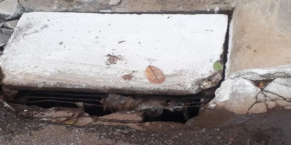 Lixo e entulho nas ruas provocam entupimento de bocas de lobo em Morrinhos