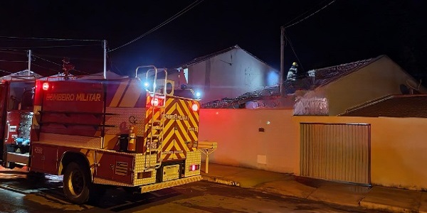 Incêndio em casa no Setor Cristo é controlado pelos bombeiros sem feridos