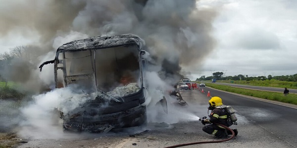 Ônibus fica destruído após incêndio na BR-153, em Morrinhos