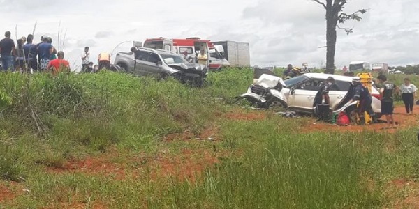 Um grave acidente deixou quatro pessoas feridas no início da tarde desta quinta-feira na GO-139 entre Piracanjuda e Caldas Novas.
