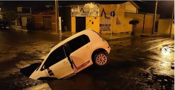 Carro caiu em buraco provocado pelas intensas chuvas dos últimos dias