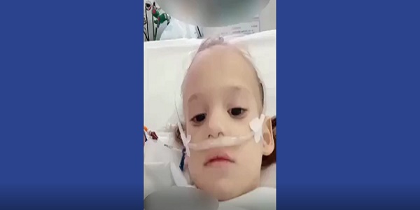 Siamesa separada, Heloá conversa com a mãe no hospital; Assista o vídeo!