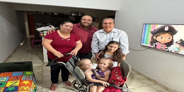 Prefeitura de Morrinhos dá suporte à família de gêmeas siamesas