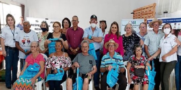 Idosos de Morrinhos recebem óculos gratuitos após cirurgia de catarata