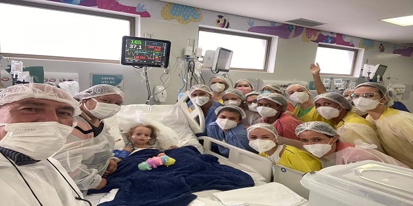 Heloá se alimenta por sonda e Valentina tem melhora na respiração, diz boletim