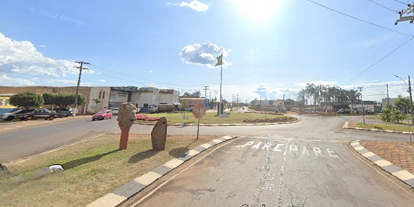 Na manhã deste sábado Motociclista bate em placa de trânsito e cai em rotatória