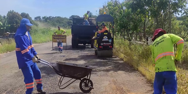 Reparos emergenciais são realizados na rodovia Pedro Elias Neto entre o morro da catraca e a GO-147