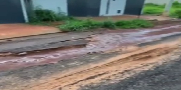 Moradores do setor Valeria Reis reclamam de falta de iluminação, mato alto e buracos nas vias de acesso