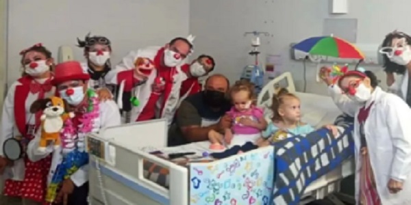 Siamesas separadas, Heloá e Valentina brincam no carnaval e recebem a visita da irmã mais velha