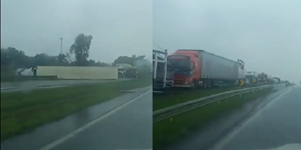 Caminhão tomba e causa transtornos no trânsito próximo a Praça do Pedágio em Professor Jamil