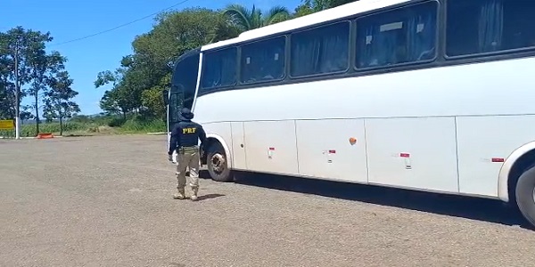 Mulher é presa por tráfico de drogas com filha de um ano e três meses em ônibus na BR-153
