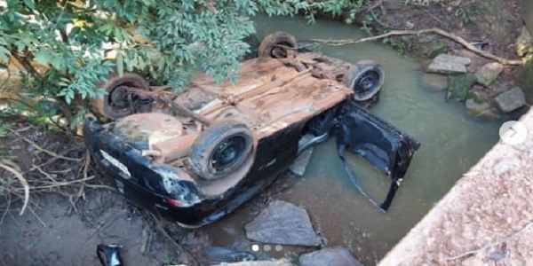 Carro com placa de Morrinhos sai da pista e cai em córrego na zona rural de Caldas Novas