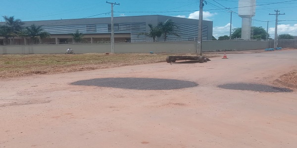 Após Queixas de moradores, Prefeitura tapa Enorme Buraco em avenida de setor em Morrinhos