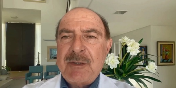 Gêmeas brincam em vídeo e o Dr. Zacharias Calil fala sobre ótimas notícias. Assista ao vídeo!