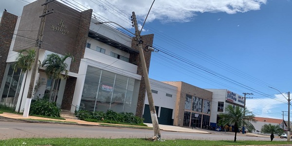 Carro bate e danifica poste na Av. Cel. Fernando Barbosa; Parte da Av. Ficou interditada