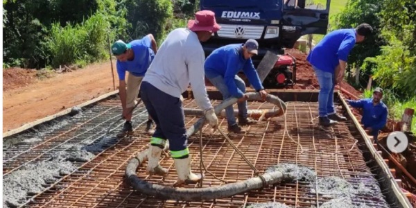 Prefeitura realiza a concretagem da ponte do Ribeirão da Serra