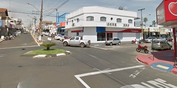 Acidente entre carro e moto na manhã desta quinta-feira deixa vítima com suspeita de fratura