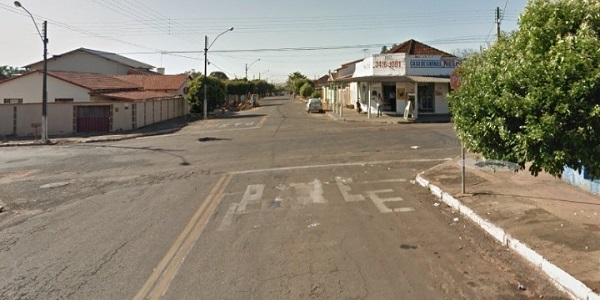 Idoso de 83 anos é atropelado ao pedalar bicicleta no centro de Morrinhos